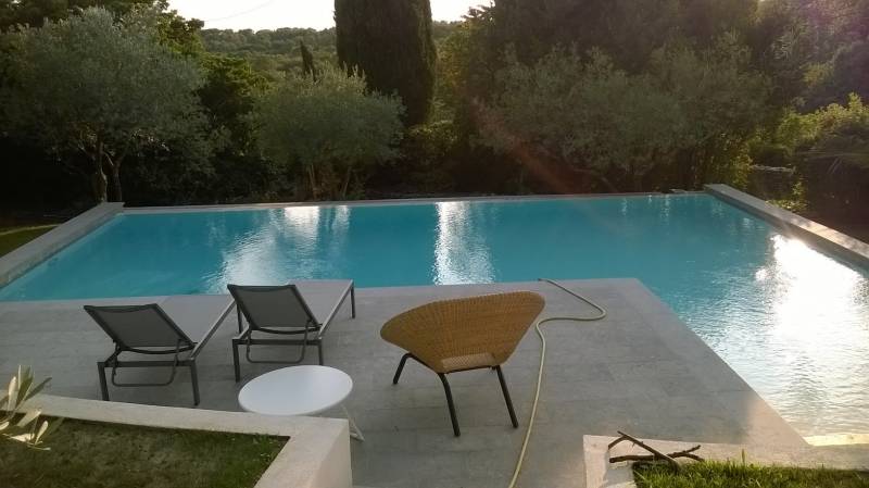 Terrasse et margelles de piscine en pierre naturelle de CENIA AZUL / CENIA GRISE finition flammée